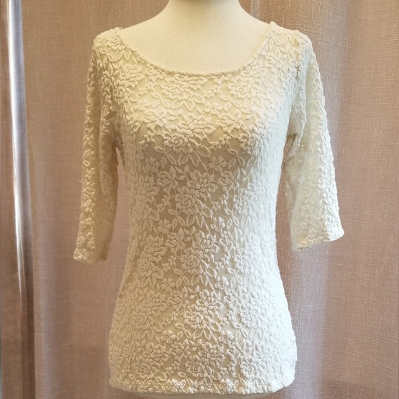 Bow tie back lace top - Picture 3 of 3